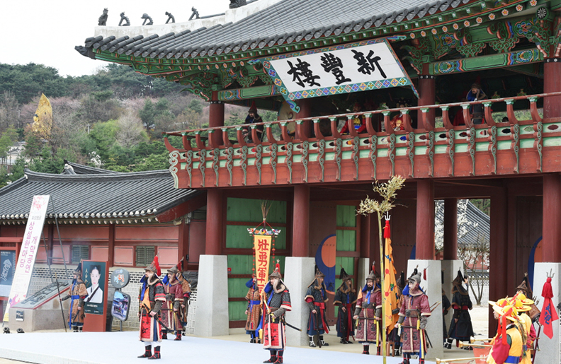 Сувон хвасеонг цайзын жуулчид, Солонгосын түүхэн цайз хэв маяг ― 수원 화성에서 다녀가는 관광객과 한국 전통 성의 모습