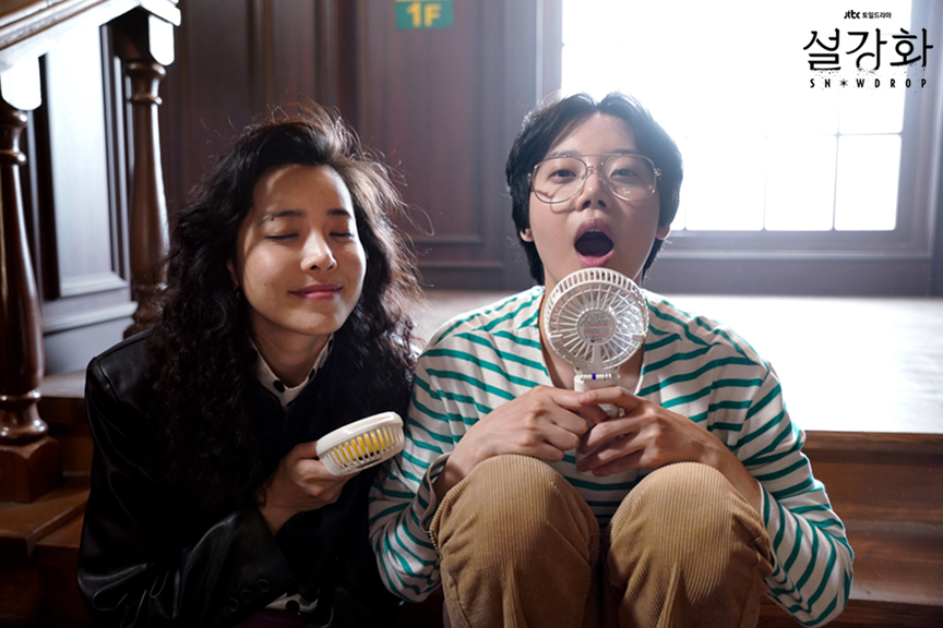 金美秀在韩剧《雪降花》拍摄现场与其他演员互动场景