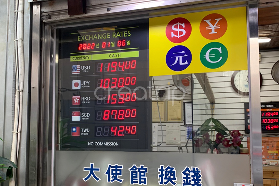 2022年韩国大使馆换钱所的数字显示屏，上面标注了多种货币的最新汇率，包括台币兑韩元42.4的惊人涨幅。