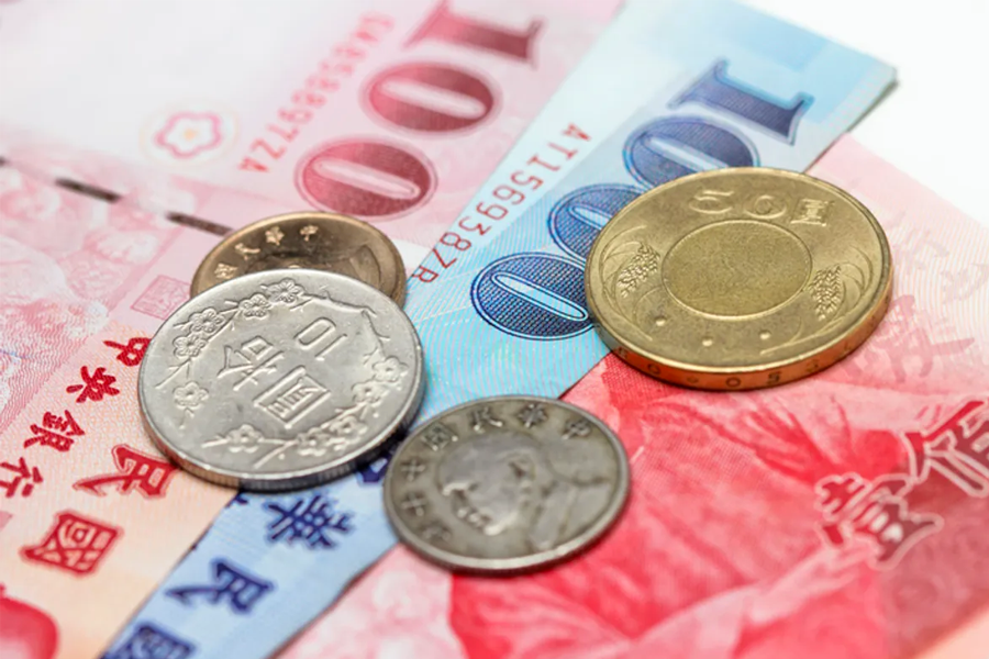 展示韩国与新台币纸币和硬币的近距离特写，强调了购买力的增强和汇率的变化。