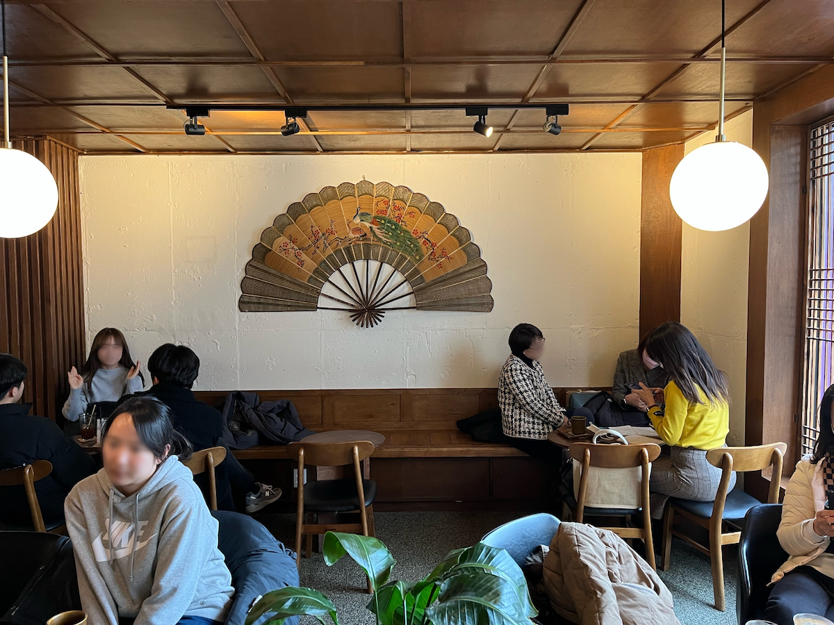 韓国、韓国旅行、韓国観光、ソウル、ソウル旅行、韓国カフェ、ソウルカフェ、ソウルカフェ巡り、コーヒーを焚く女、ティラミス、韓国デザート、デザートカフェ、韓国伝統、テラス、ソウル大、ソウル大入口駅、シャロスキル、温故知新、午後の果実、スフレパンケーキ