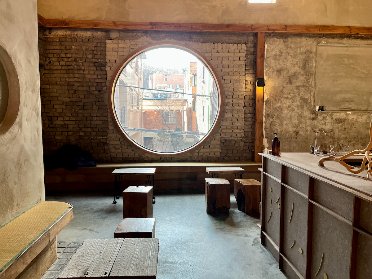 韓国、韓国旅行、韓国観光、ソウル、ソウル旅行、韓国カフェ、ソウルカフェ、ソウルカフェ巡り、コーヒーを焚く女、ティラミス、韓国デザート、デザートカフェ、韓国伝統、テラス、ソウル大、ソウル大入口駅、シャロスキル、温故知新、午後の果実、スフレパンケーキ