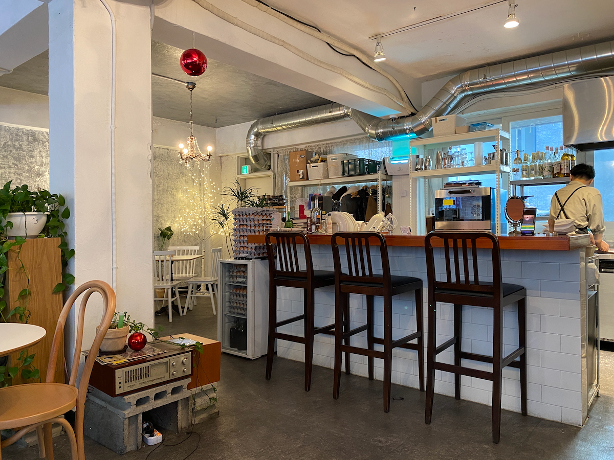 韓国、韓国旅行、韓国観光、ソウル、ソウル旅行、韓国カフェ、ソウルカフェ、ソウルカフェ巡り、コーヒーを焚く女、ティラミス、韓国デザート、デザートカフェ、韓国伝統、テラス、ソウル大、ソウル大入口駅、シャロスキル、温故知新、午後の果実、スフレパンケーキ