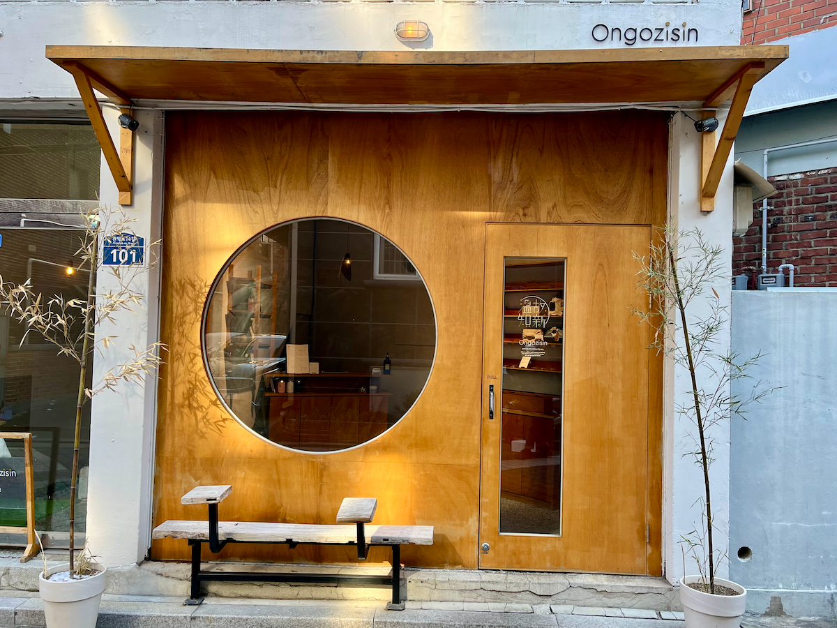 韓国、韓国旅行、韓国観光、ソウル、ソウル旅行、韓国カフェ、ソウルカフェ、ソウルカフェ巡り、コーヒーを焚く女、ティラミス、韓国デザート、デザートカフェ、韓国伝統、テラス、ソウル大、ソウル大入口駅、シャロスキル、温故知新、午後の果実、スフレパンケーキ