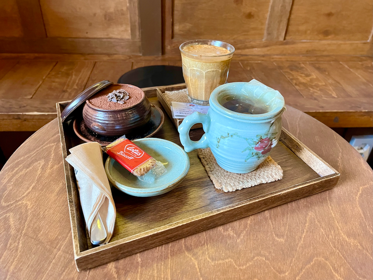 韓国、韓国旅行、韓国観光、ソウル、ソウル旅行、韓国カフェ、ソウルカフェ、ソウルカフェ巡り、コーヒーを焚く女、ティラミス、韓国デザート、デザートカフェ、韓国伝統、テラス、ソウル大、ソウル大入口駅、シャロスキル、温故知新、午後の果実、スフレパンケーキ