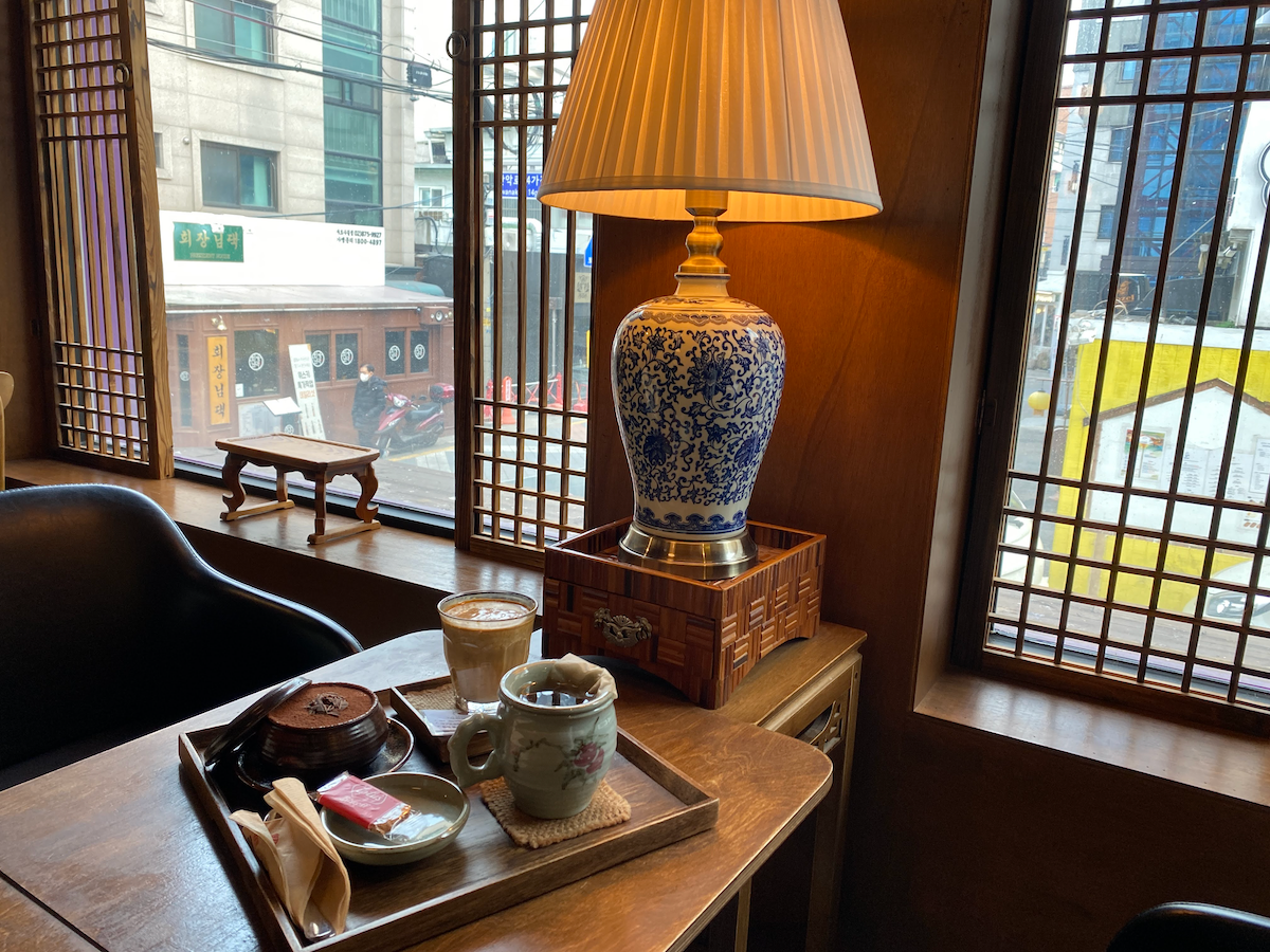 韓国、韓国旅行、韓国観光、ソウル、ソウル旅行、韓国カフェ、ソウルカフェ、ソウルカフェ巡り、コーヒーを焚く女、ティラミス、韓国デザート、デザートカフェ、韓国伝統、テラス、ソウル大、ソウル大入口駅、シャロスキル、温故知新、午後の果実、スフレパンケーキ