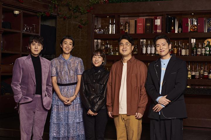 Netflixの韓国バラエティ『脱出おひとり島』に関連する記者会見の場面、複数の出演者が並んでいる写真。