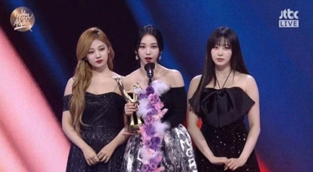 第36回ゴールデンディスクアワードにて、アーティストオブザイヤーを受賞したaespaがトロフィーを持ち感謝のスピーチをする場面。