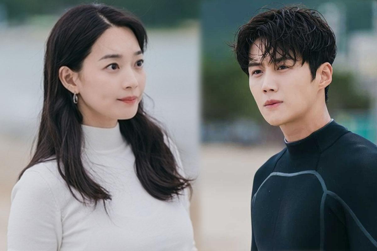 ชายและหญิงสวมเสื้อที่มีสไตล์ในสภาพแวดล้อมเหมือนชายหาด