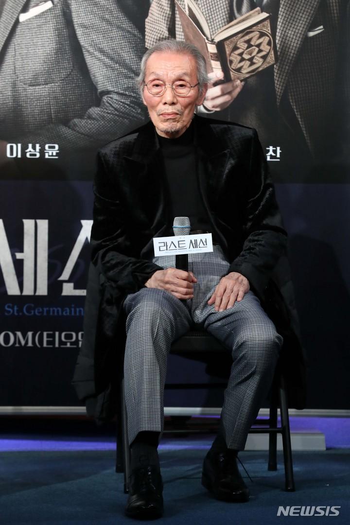 韓国ソウルでの俳優オ・ヨンスの椅子に座る舞台活動中の姿