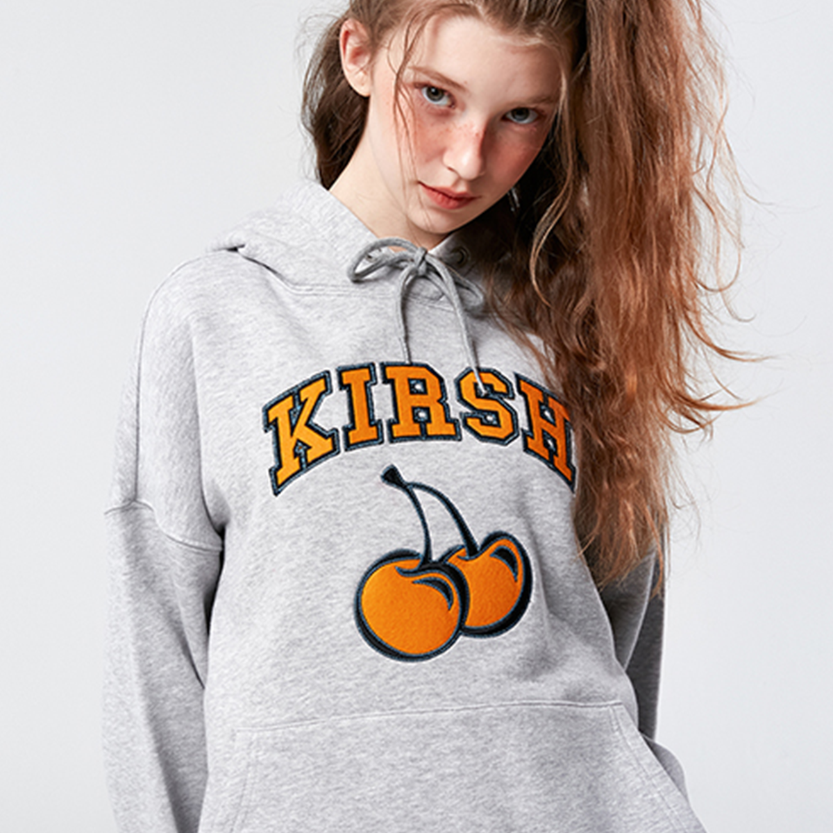 Kirsh Arch Logo Cherry Hoodie, hoodie berwarna abu-abu dengan logo cherry, produk fashion lucu untuk gaya sehari-hari.