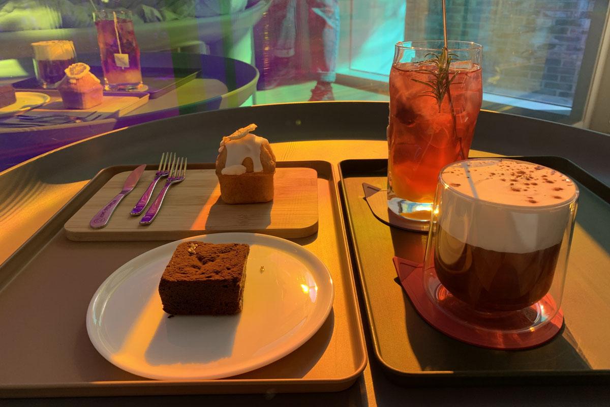 精致的咖啡柜台，弘大AURORA提供多样化餐饮选择。