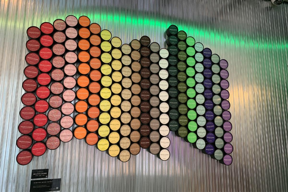 现代艺术品展示墙，色彩缤纷的装饰品在弘大AURORA咖啡厅中。