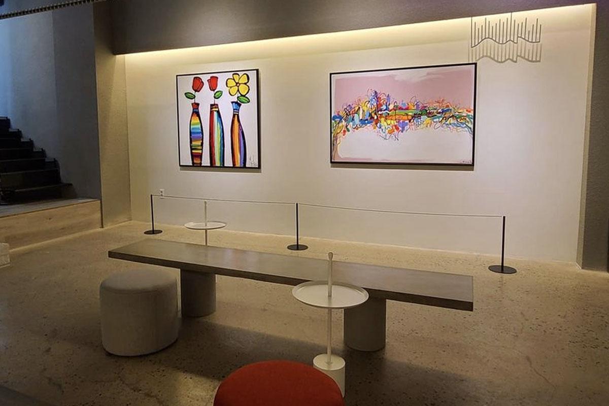 木质桌椅与灰色墙面的对比，在彩色阳光映衬下更显独特。