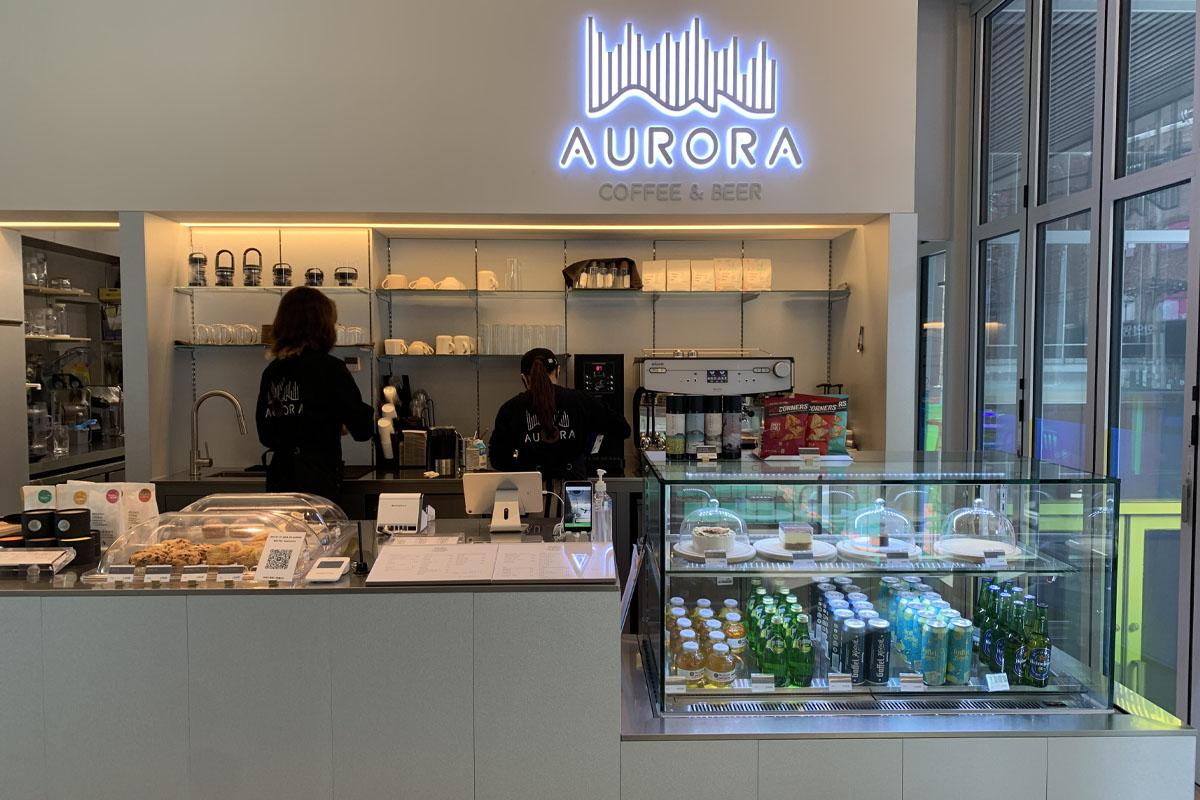 地下画廊展出中的多彩画作，为弘大AURORA提供艺术氛围。