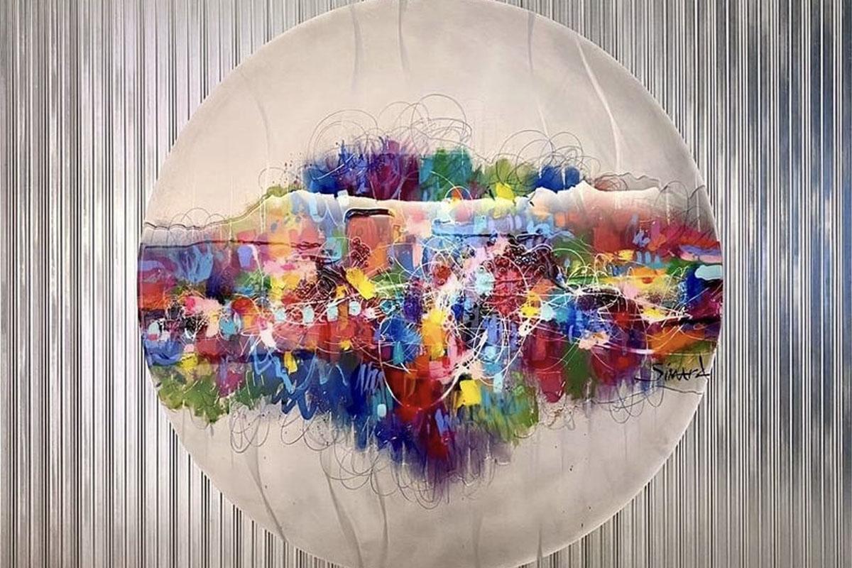 以灰色和黄色座位为主的现代都市露天空间。