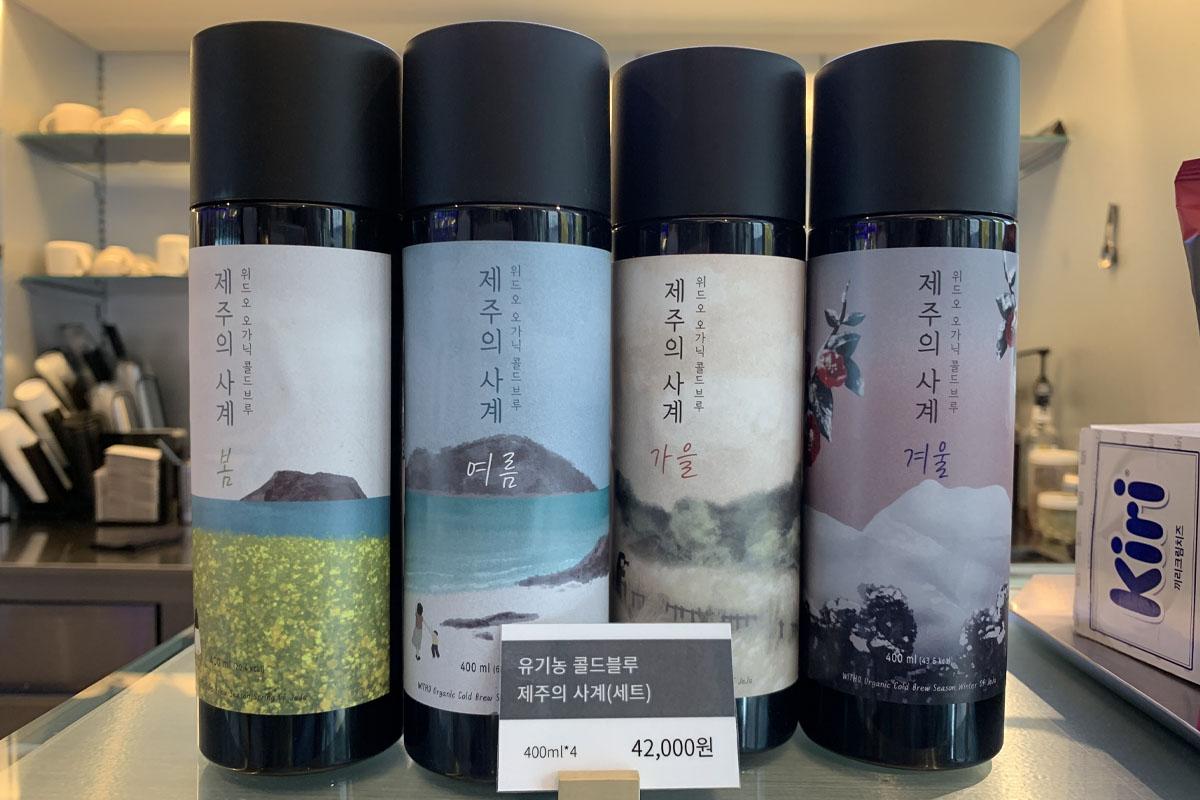 以极简主义风格设计的画廊入口，色彩鲜明的装饰品墙。