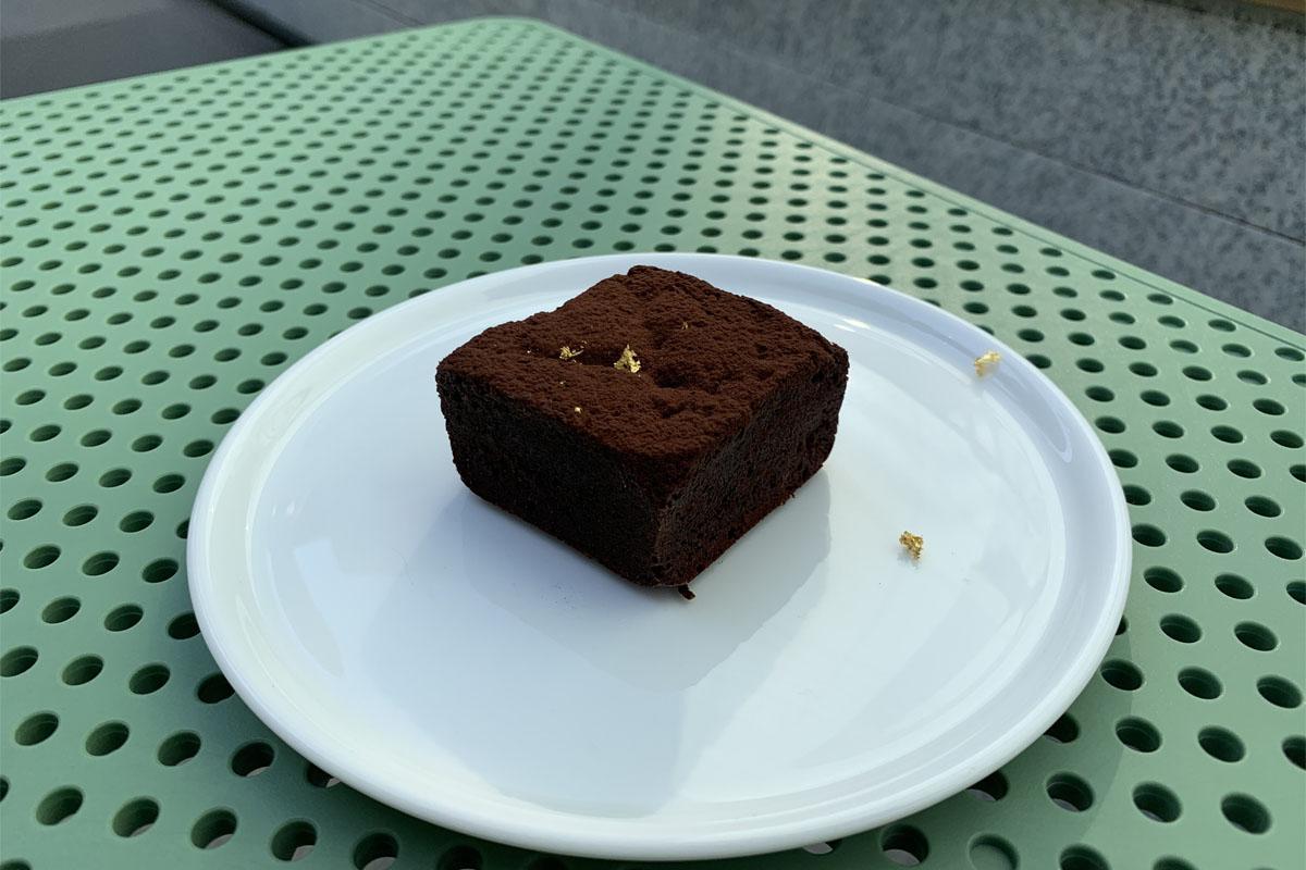 芒果洛神茶、艾斯班拿咖啡与精巧甜点，一个彩色背景的精致摆盘。