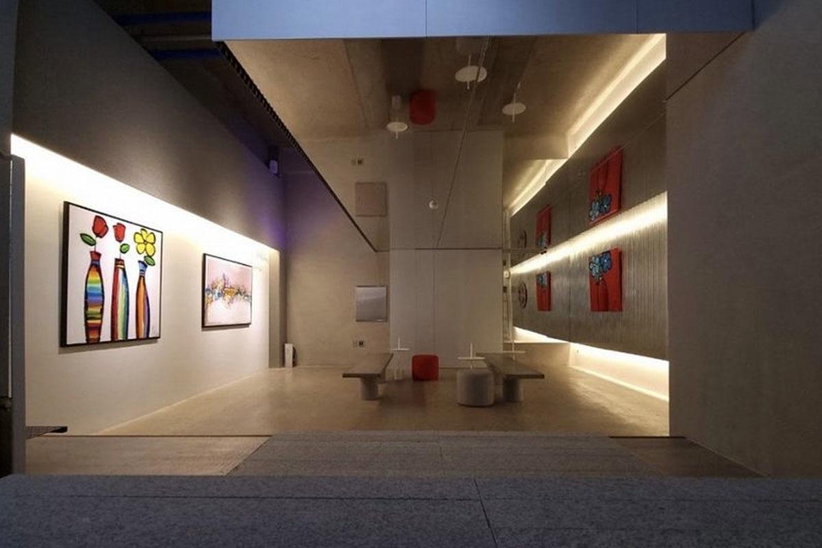 开放式户外阳台，搭配明亮色调的座位和桌子。