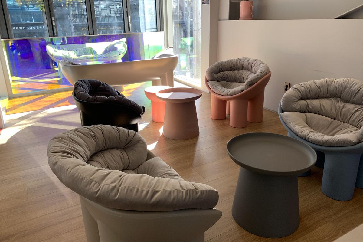 彩虹反射的玻璃窗透过阳光，散发出绚丽色彩的弘大AURORA咖啡厅内部。