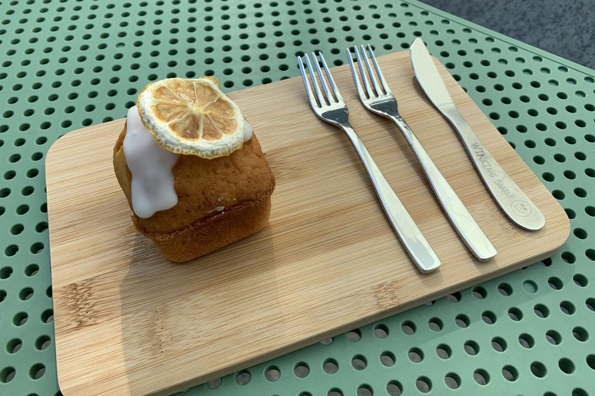 Helen’s Cookie色彩缤纷的铁盒陈列，墙面装饰，视觉醒目。