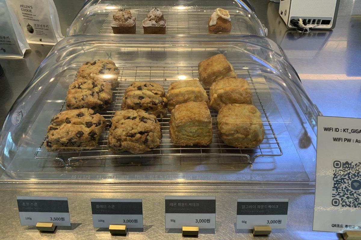 极简设计的画廊内景，弘大AURORA的文化与艺术相交。