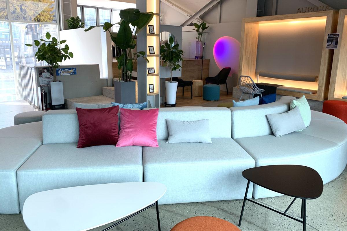 具有现代设计感的咖啡厅，舒适的座椅和多彩灯光融合。