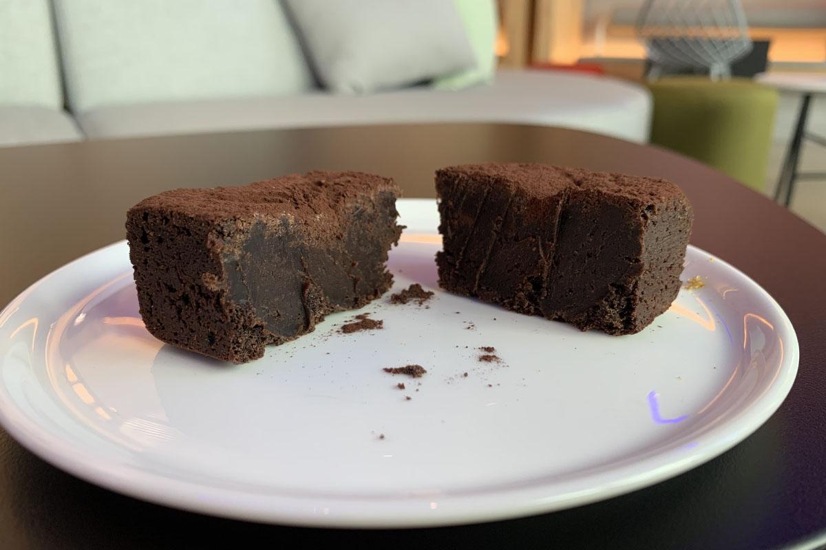 弘大AURORA咖啡店中的经典艾斯班拿咖啡，丰富奶泡柔滑诱人。