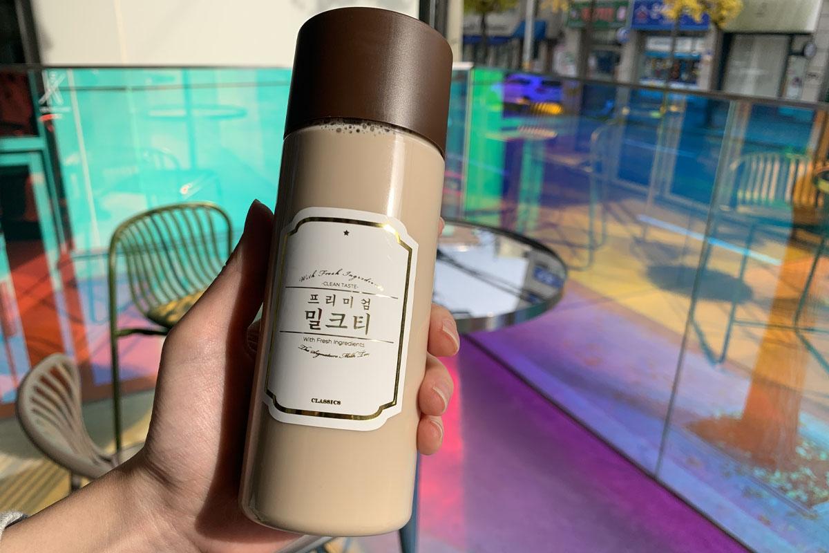 柠檬迷你磅蛋糕口感松软，香甜的柠檬糖霜缀以巧克力脆糖屑。