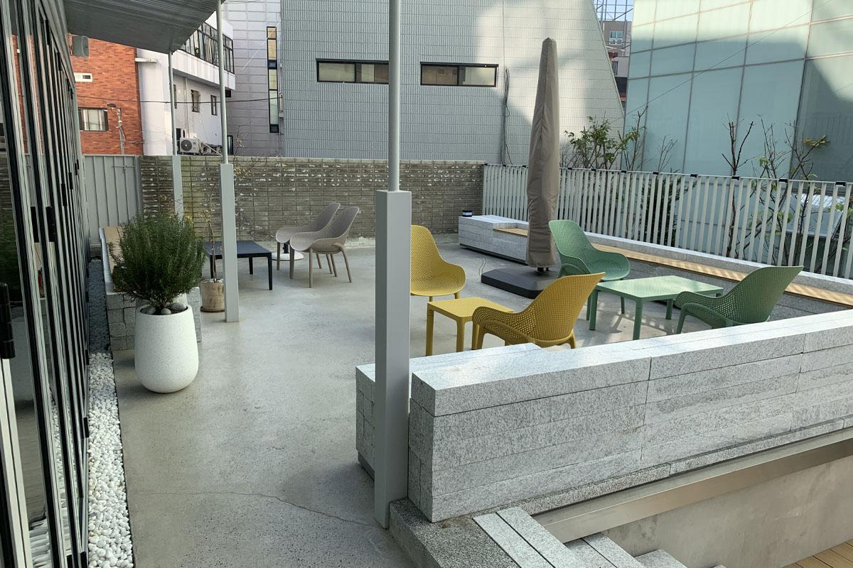 色彩丰富的玻璃窗映入太阳光，创造出独特的光影效果。