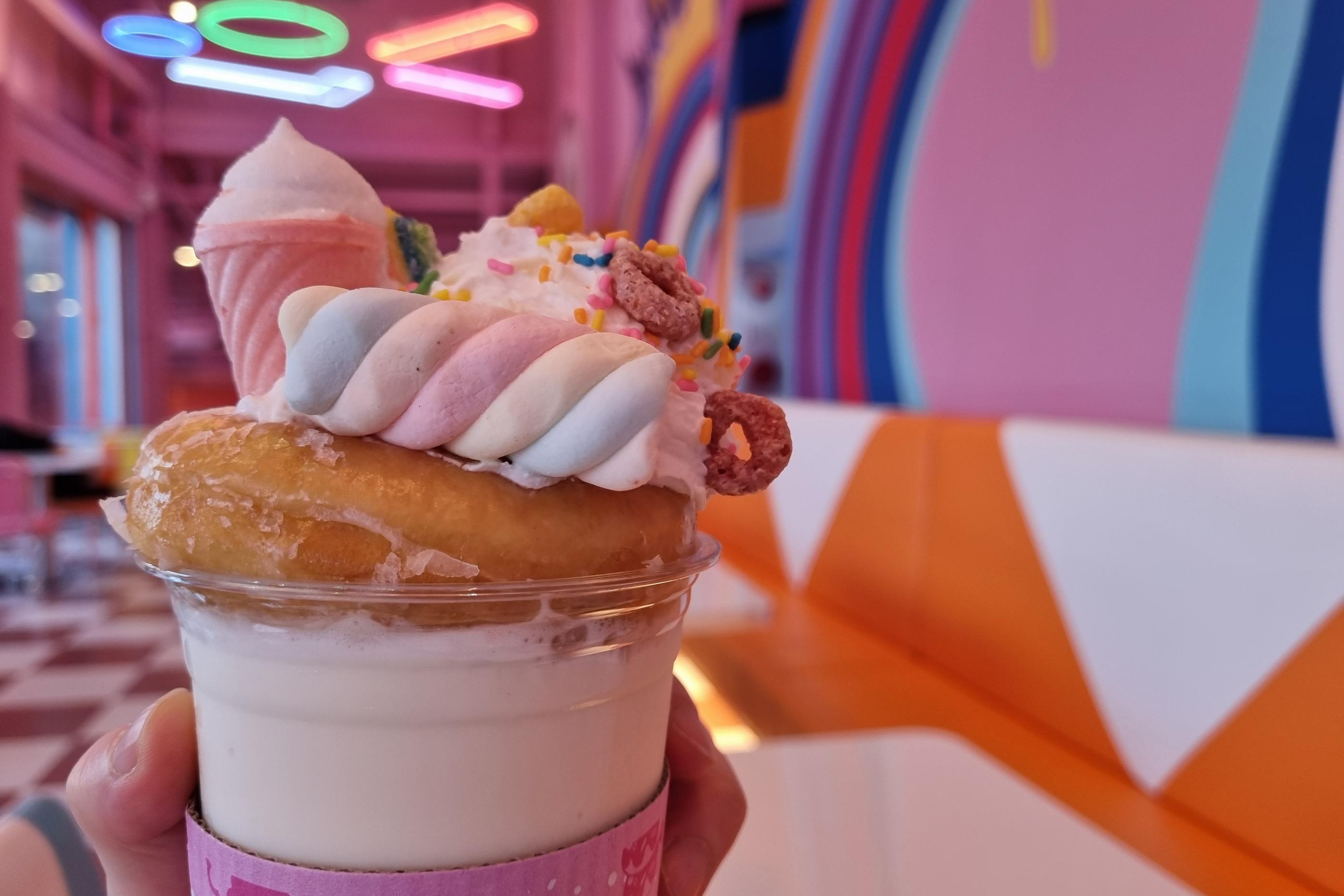 MALDDONG DONUT店内で販売されているドーナツとミルクシェイクのリアルな写真