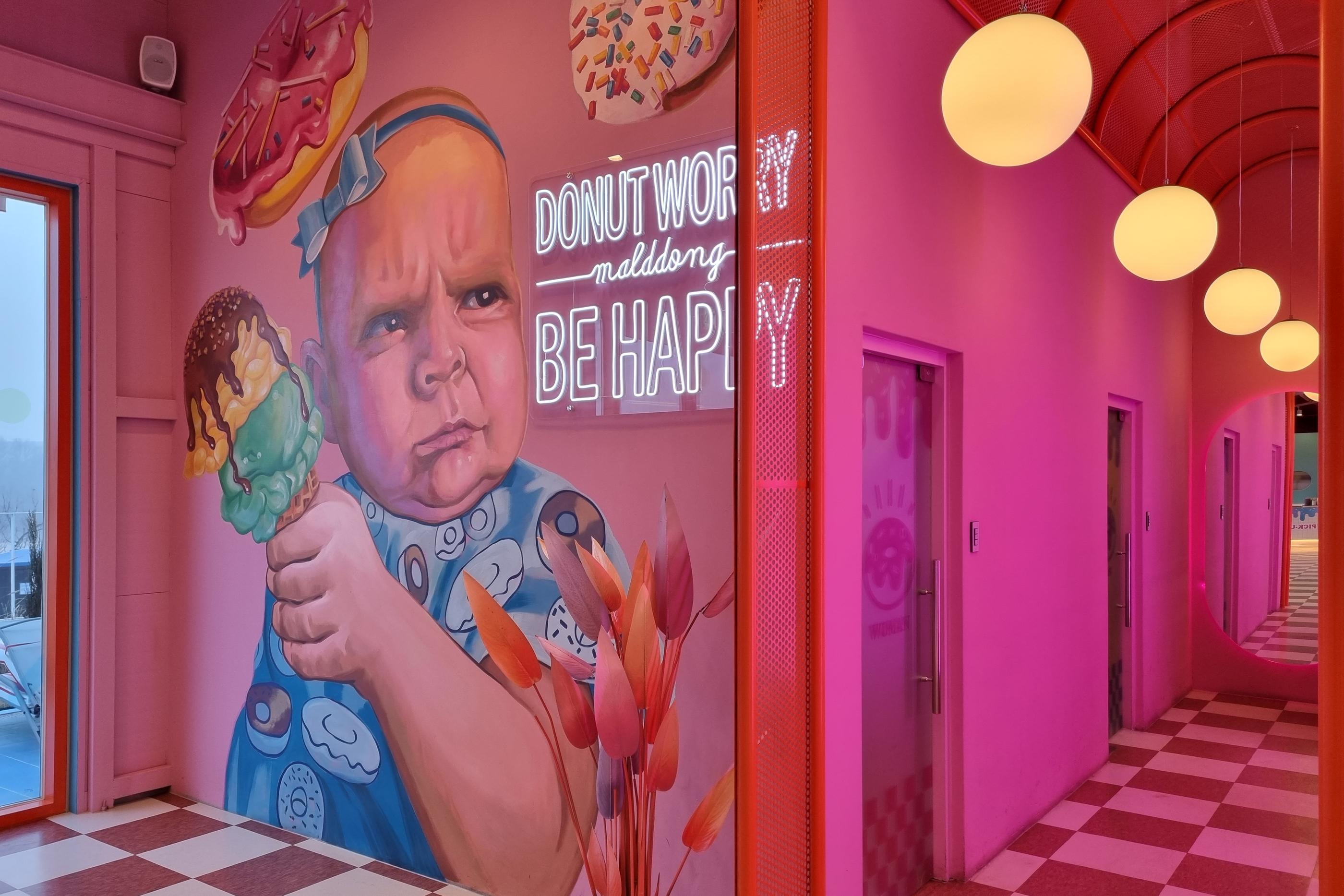 bức tranh trang trí ở MalDdong Donut: Quán bánh donut mới mở đang rất hot ở Paju