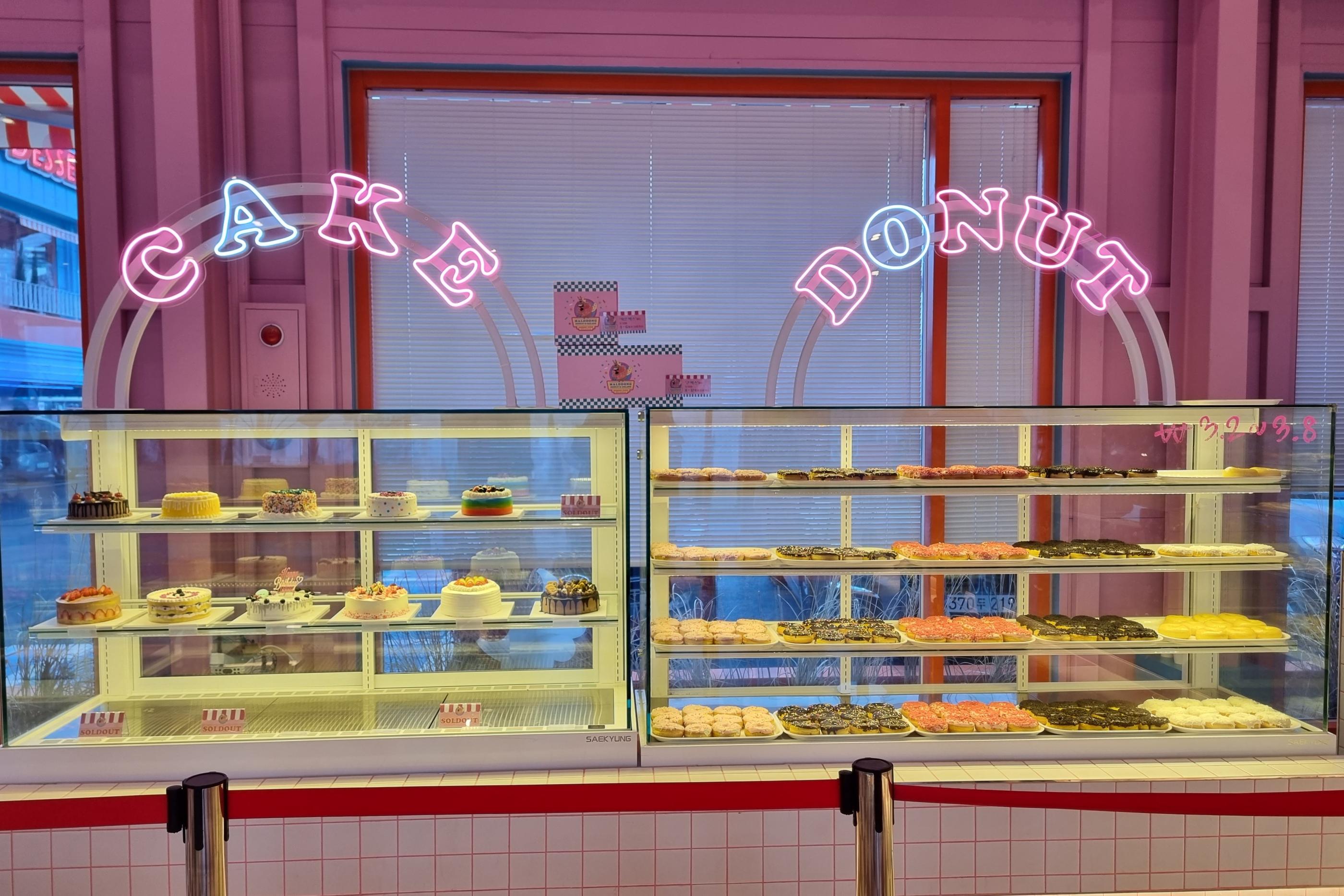 tủ đựng bánh kem ở MalDdong Donut: Quán bánh donut mới mở đang rất hot ở Paju