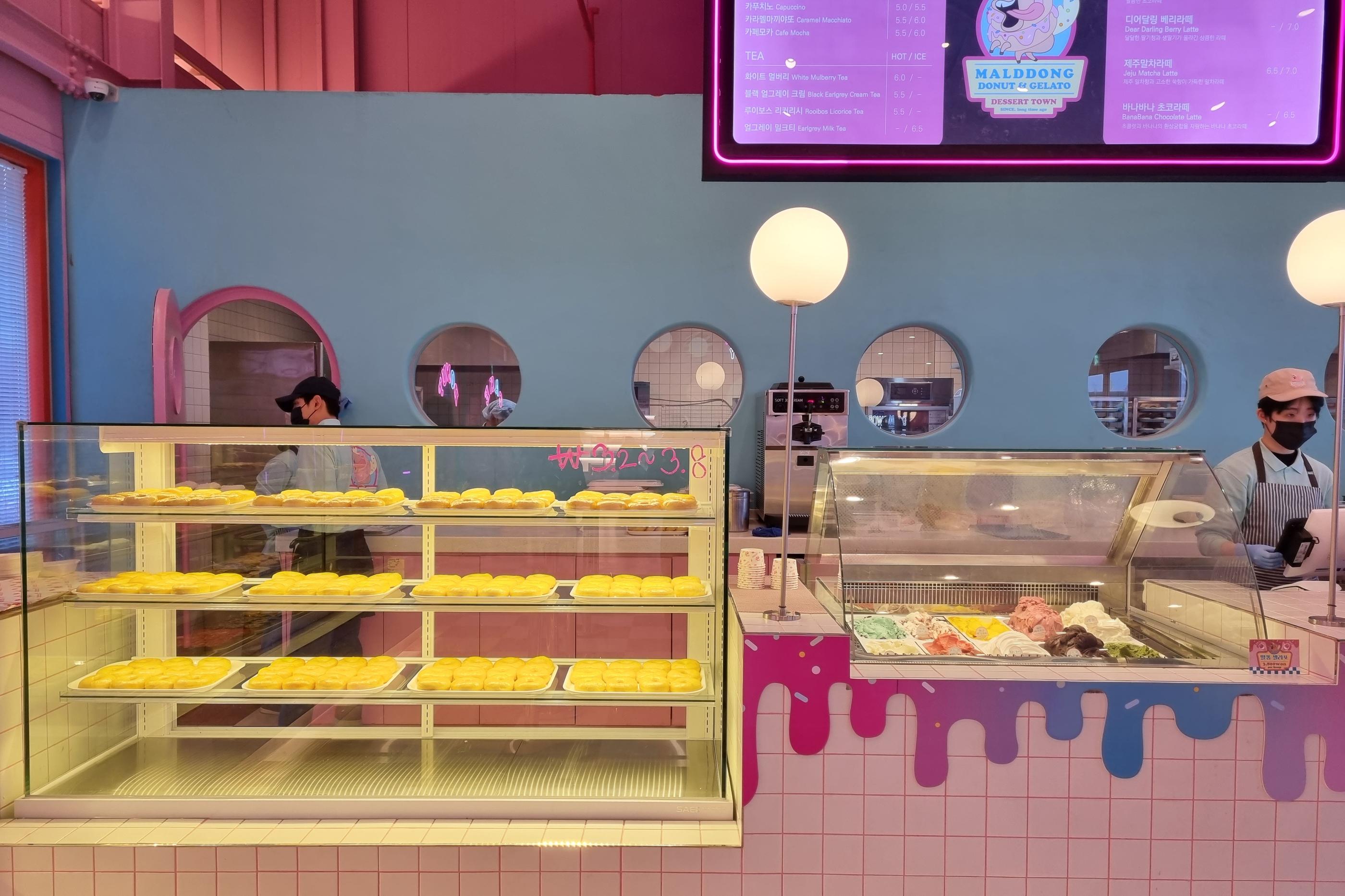 tủ đựng bánh ở MalDdong Donut: Quán bánh donut mới mở đang rất hot ở Paju