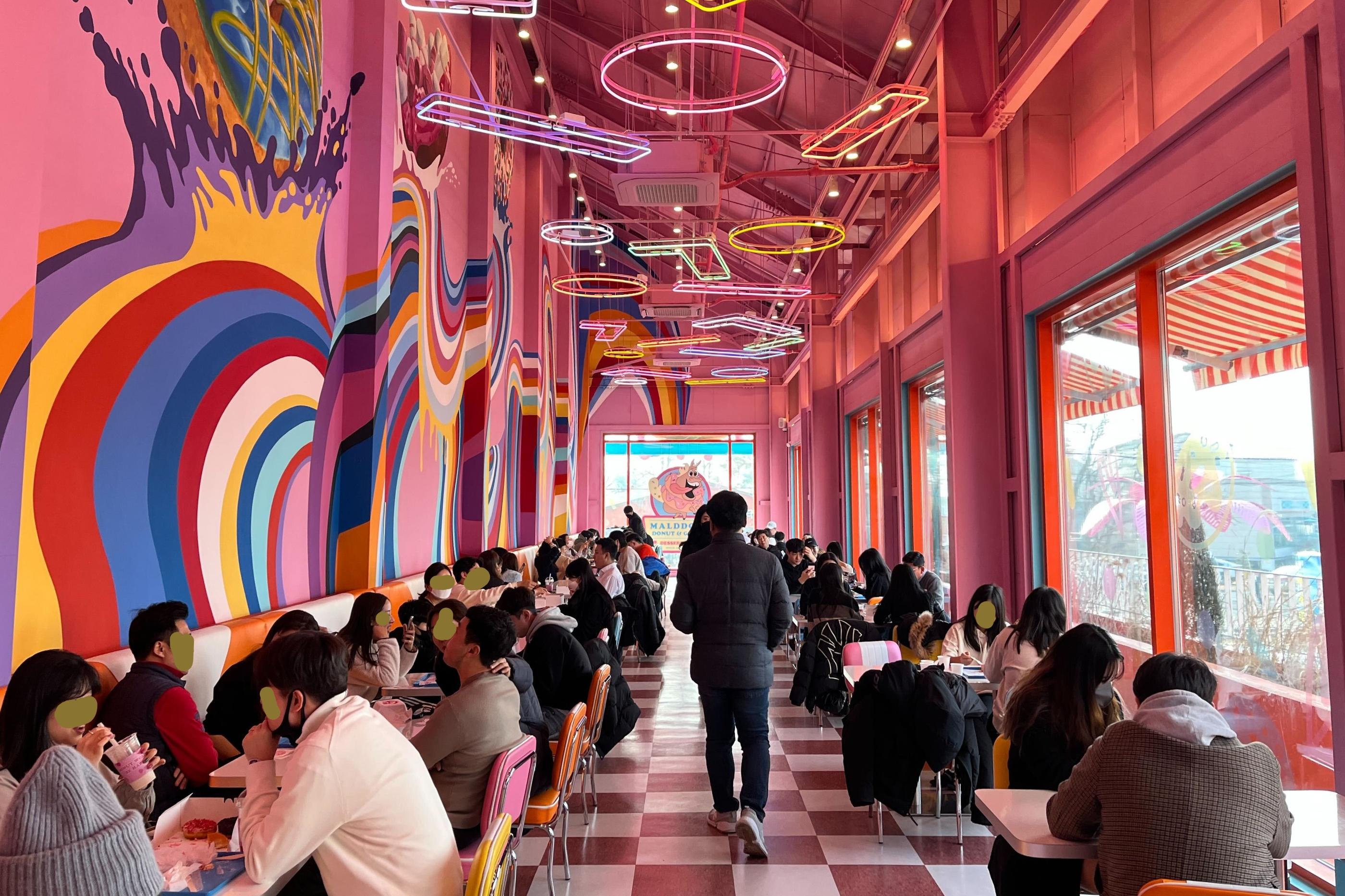 プリンのように飾られたMALDDONG DONUTの付属グッズ、韓国カフェでの発売