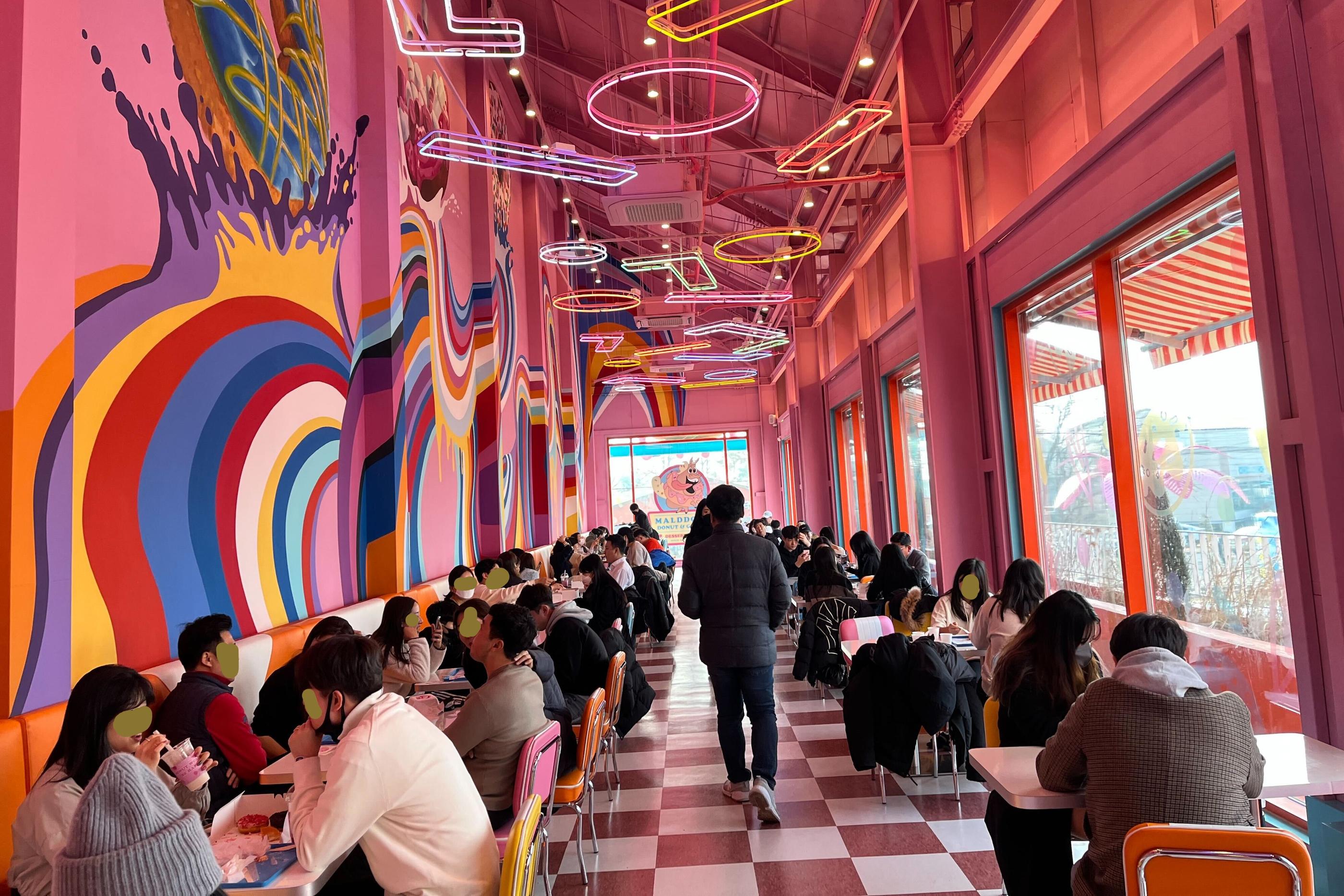 khách ngồi kín tầng 2 ở MalDdong Donut: Quán bánh donut mới mở đang rất hot ở Paju