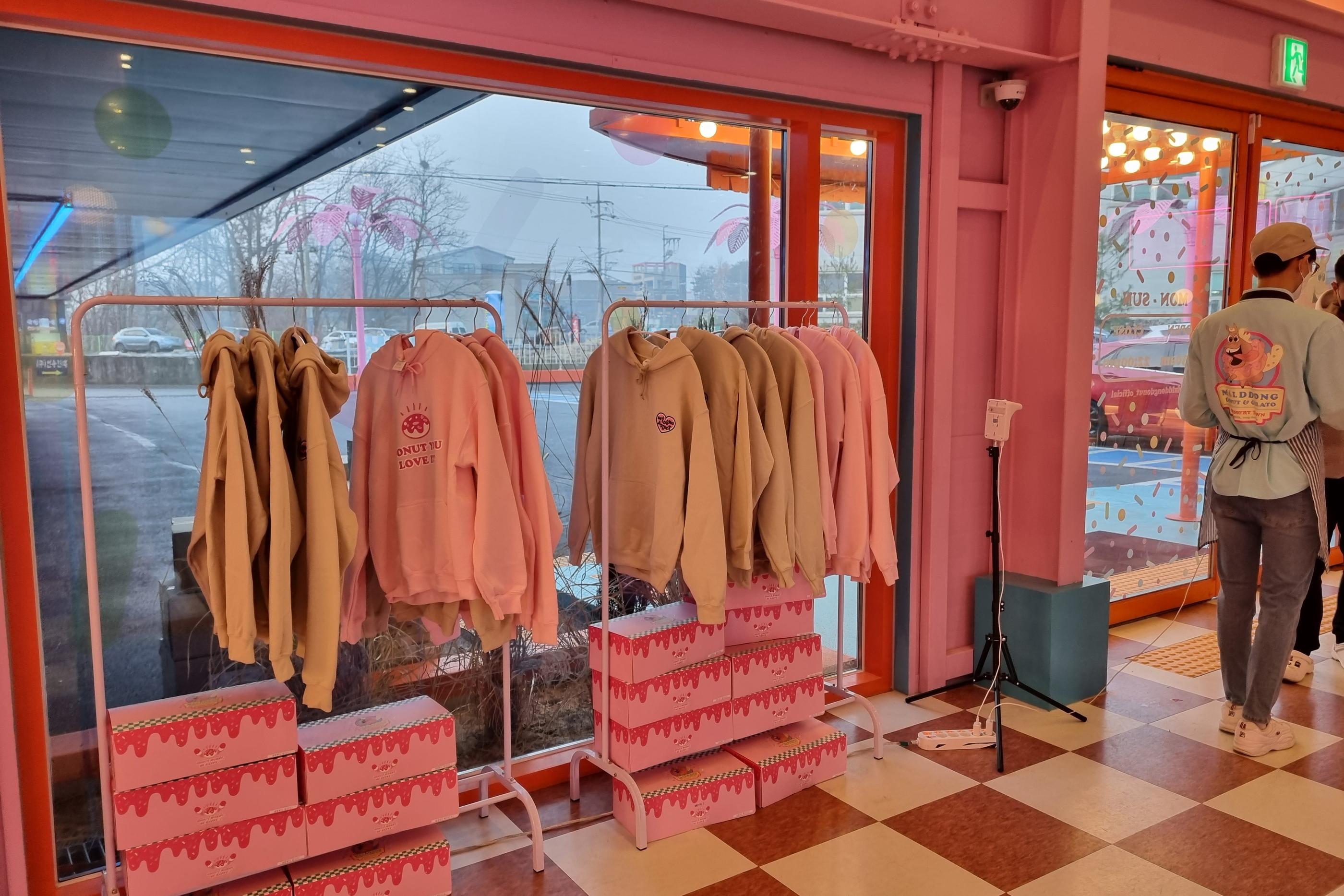 áo hoodie bày bán ở MalDdong Donut: Quán bánh donut mới mở đang rất hot ở Paju