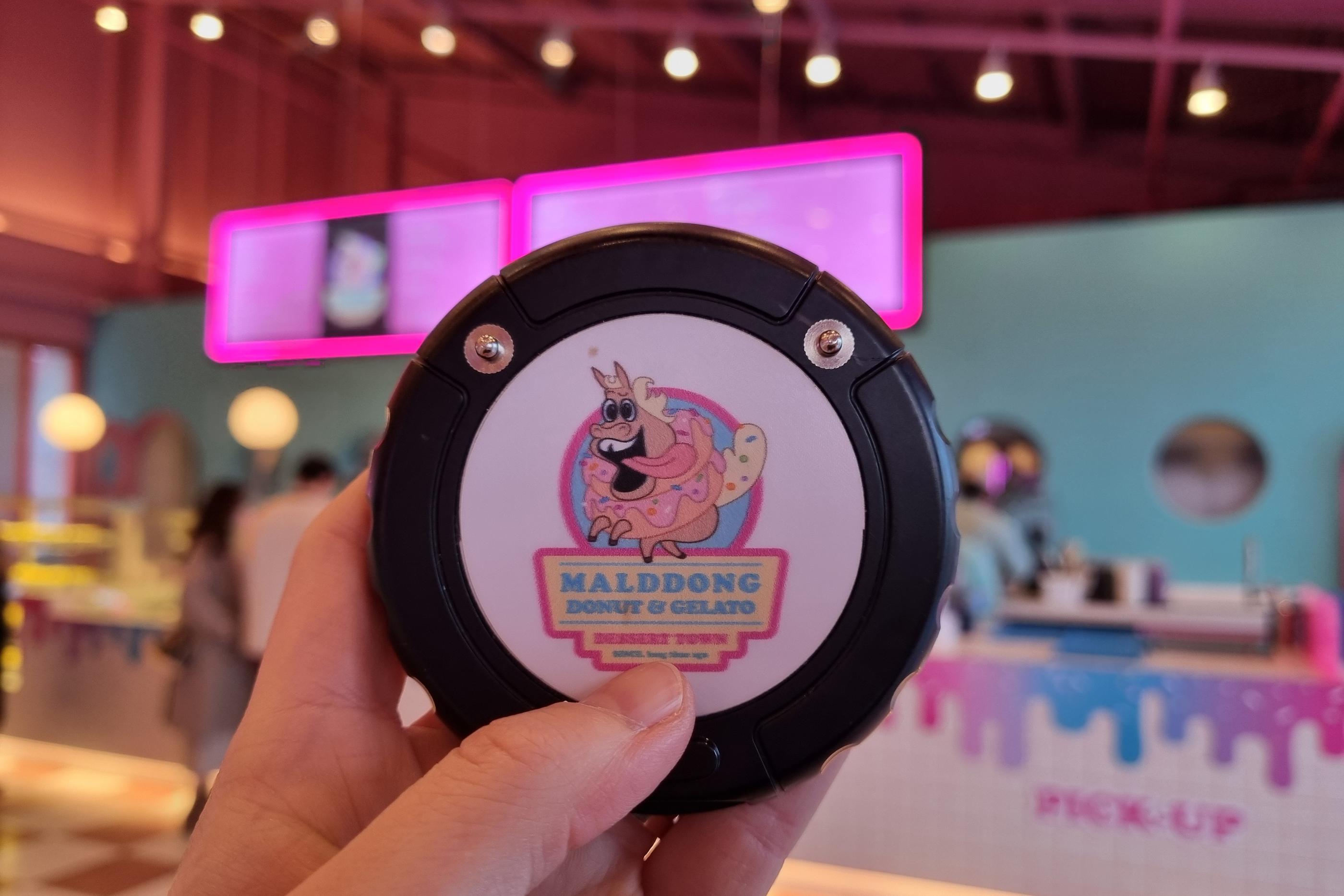 chuông chờ gọi đồ ở MalDdong Donut: Quán bánh donut mới mở đang rất hot ở Paju