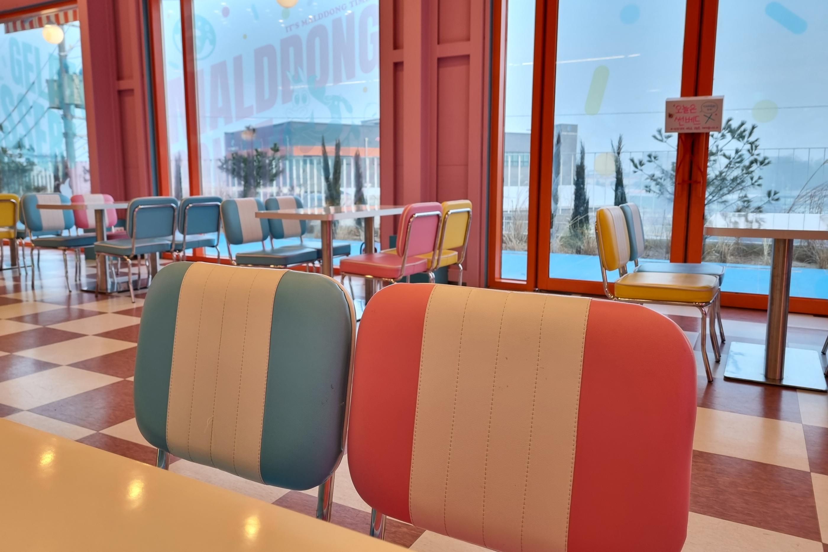 bàn ghế ở MalDdong Donut: Quán bánh donut mới mở đang rất hot ở Paju