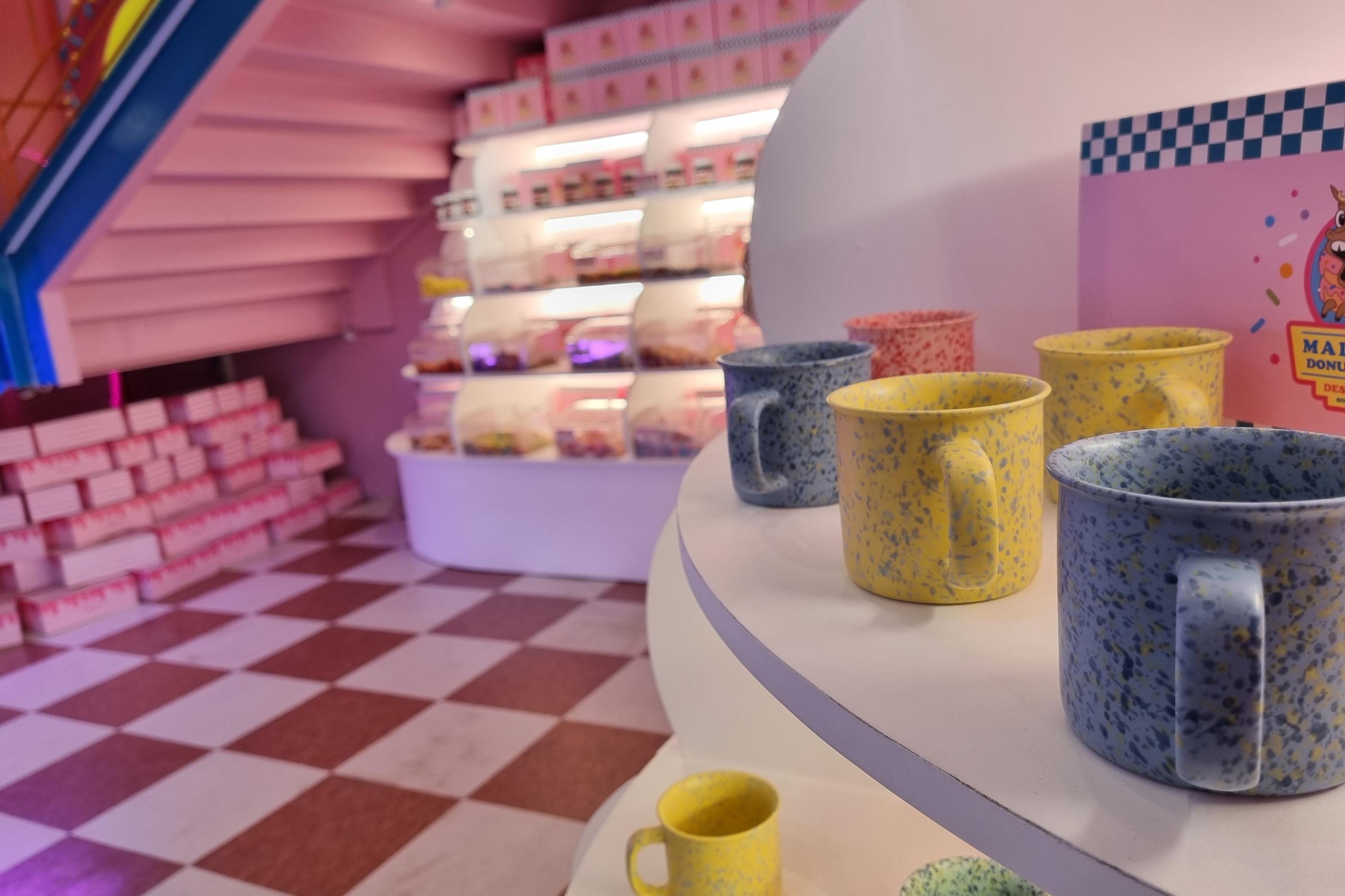 cốc bày bán ởMalDdong Donut: Quán bánh donut mới mở đang rất hot ở Paju