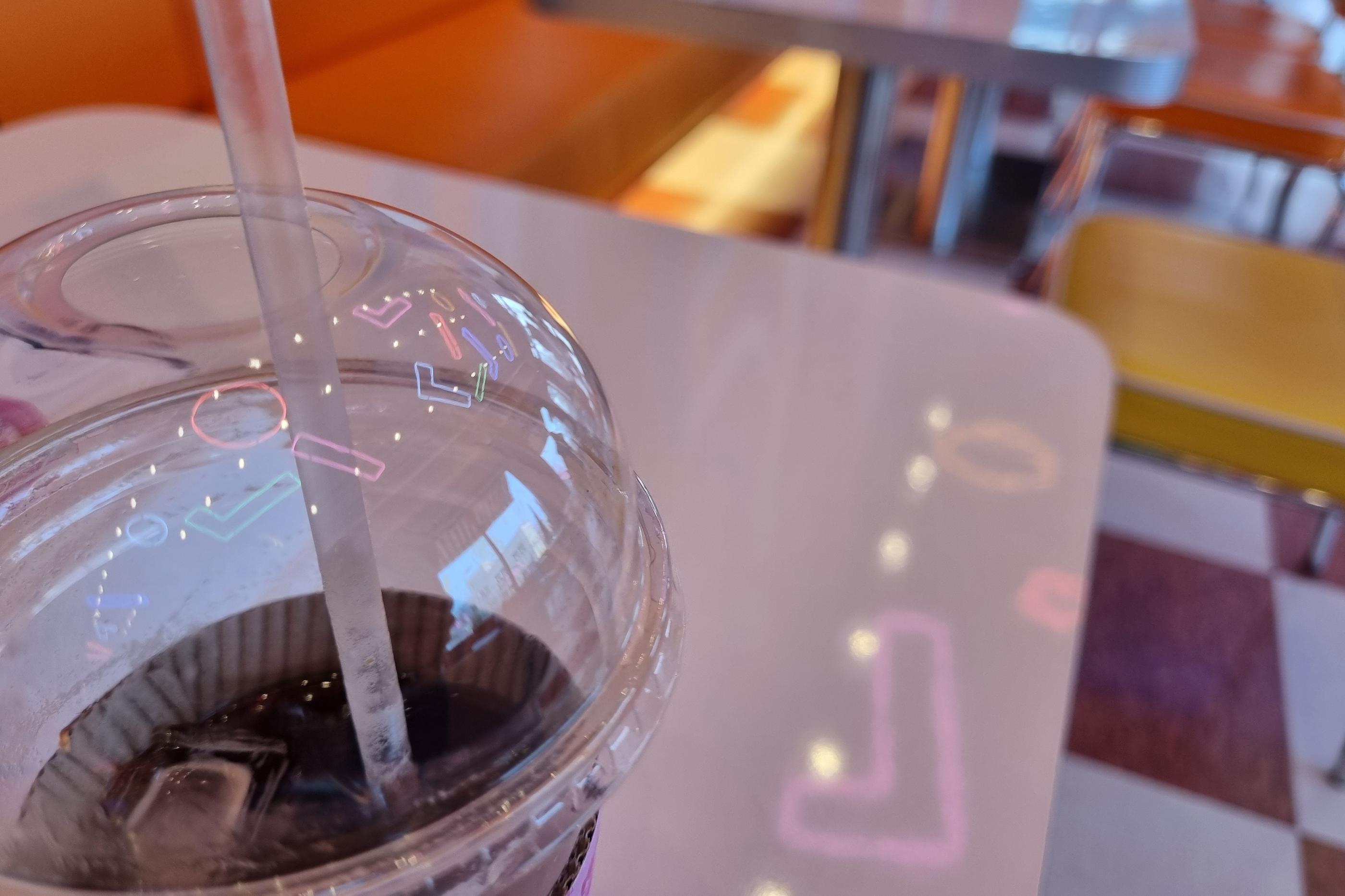 MALDDONG DONUTの外部デザイン、華やかな韓国カフェの入口と駐車場の様子