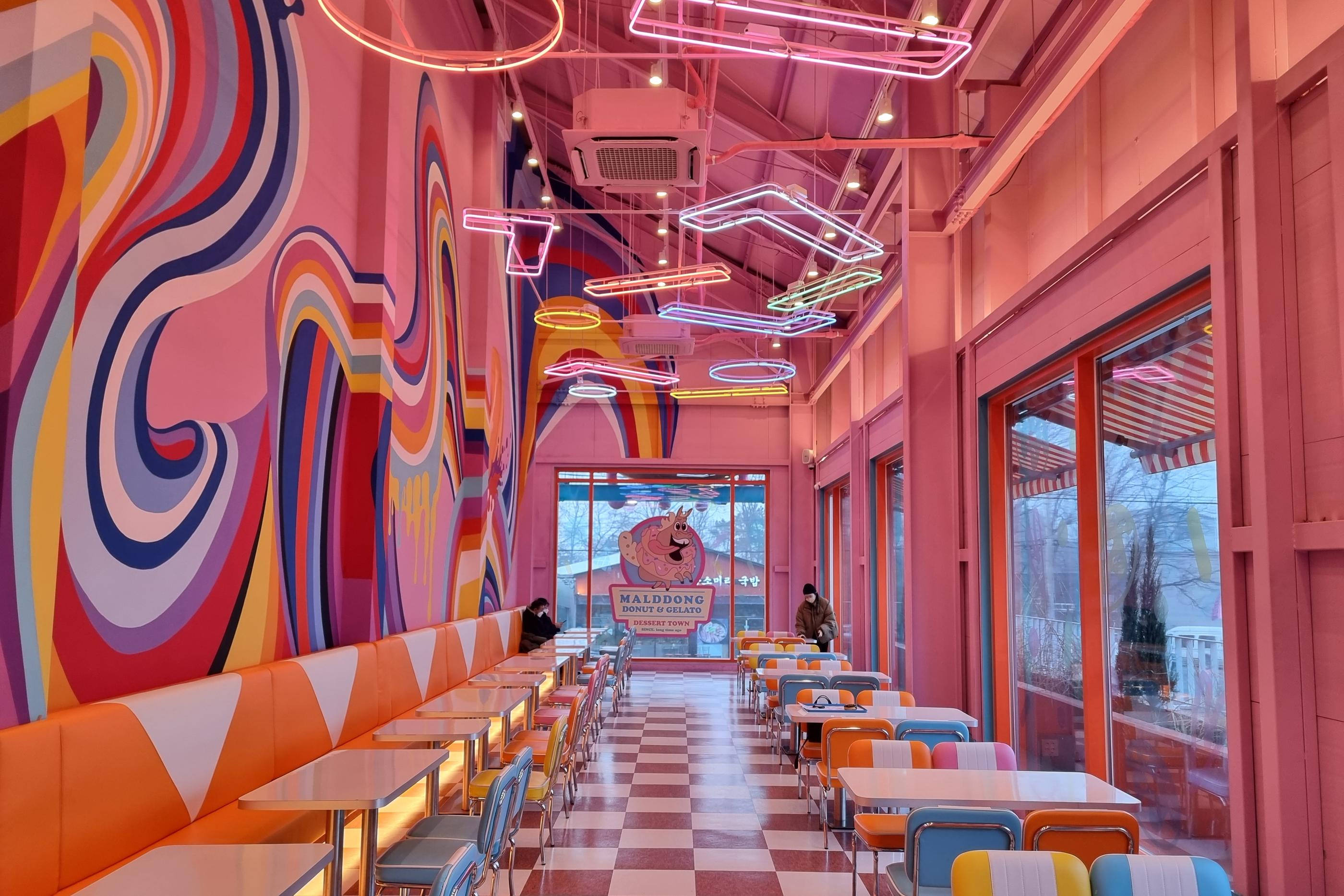 tầng 2 ở MalDdong Donut: Quán bánh donut mới mở đang rất hot ở Paju