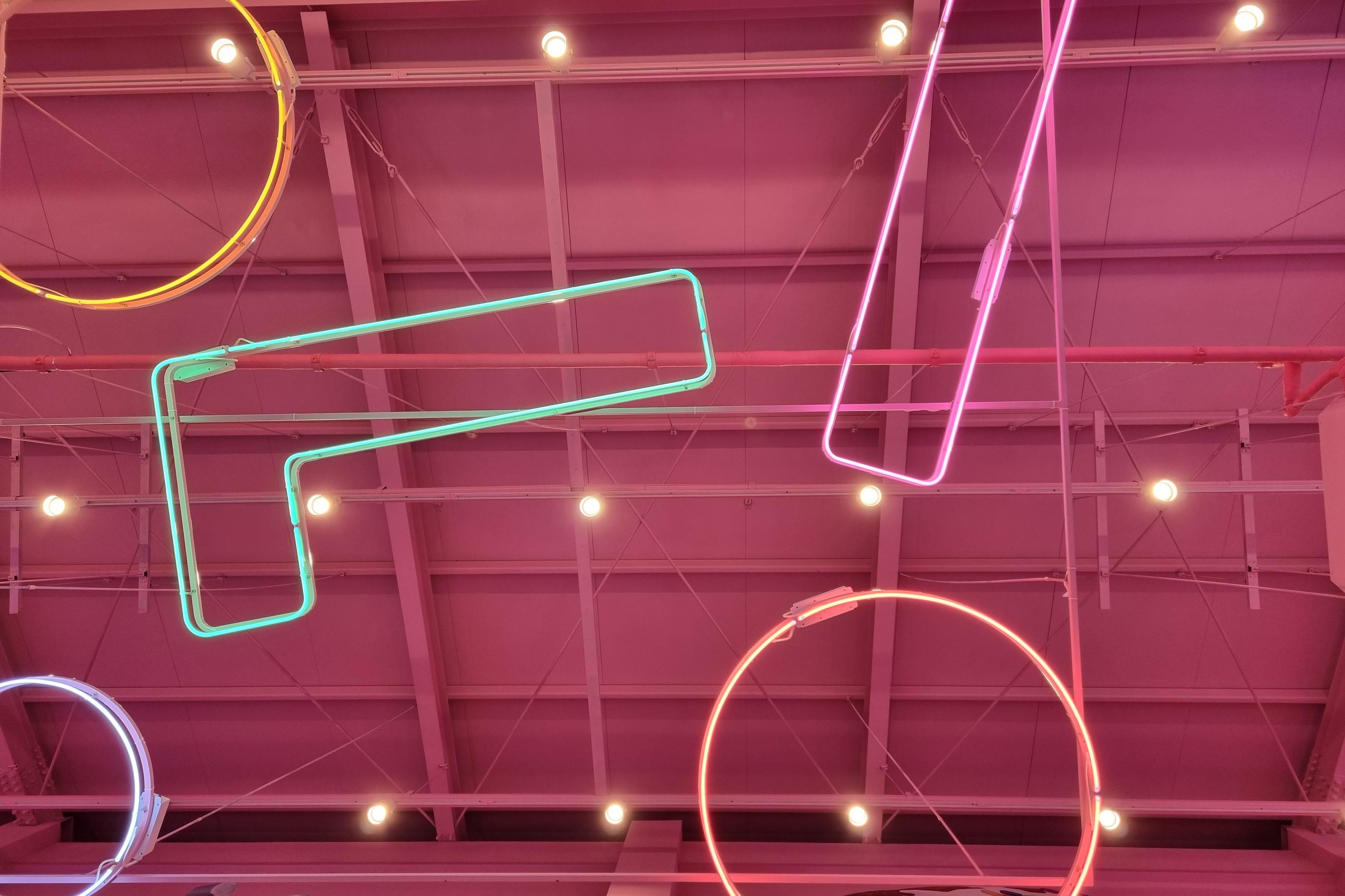 韓国人気カフェMALDDONG DONUTのドーナツやジェラート展示、スイーツが揃うメニュー