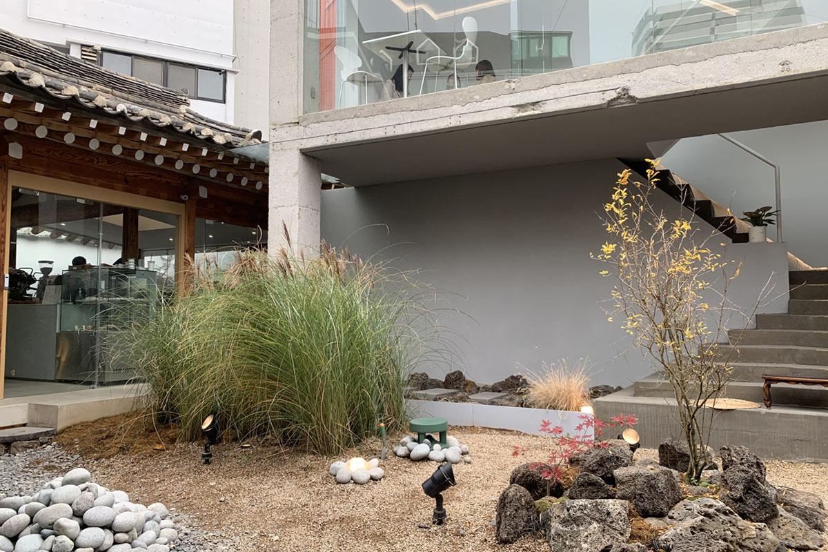 申李道家咖啡厅的室外庭院，结合了现代建筑和韩屋传统元素，提供了一个宁静的休闲环境。