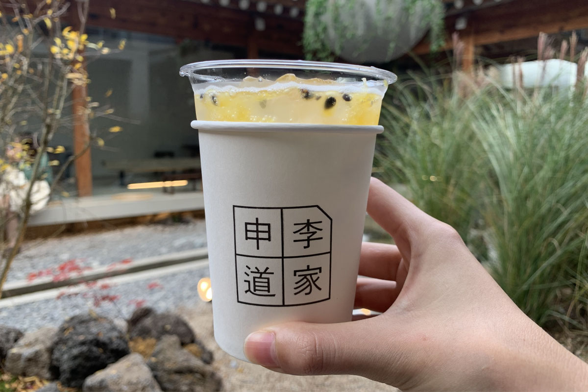 申李道家咖啡厅的果茶，上面漂浮着各色新鲜水果片，清新的外观让人垂涎欲滴。