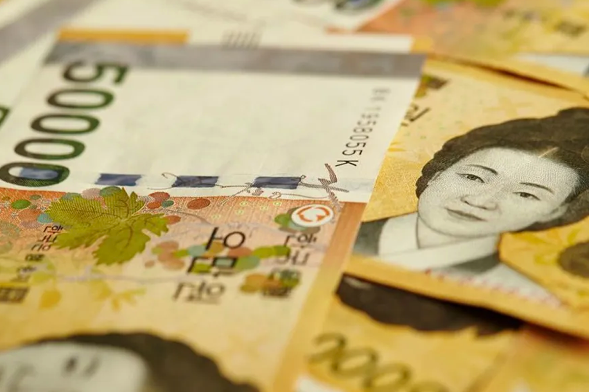 韓國的紙鈔堆疊在一起，顯示文化象徵圖案和數字面額。