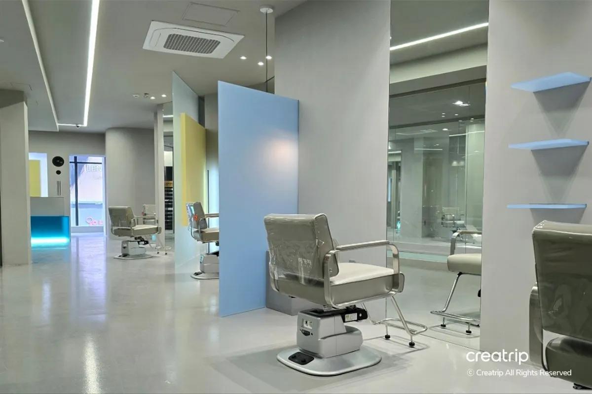 LEEKAJA HAIR明洞店古典而又現代的店內設計,提供高端美髮服務。