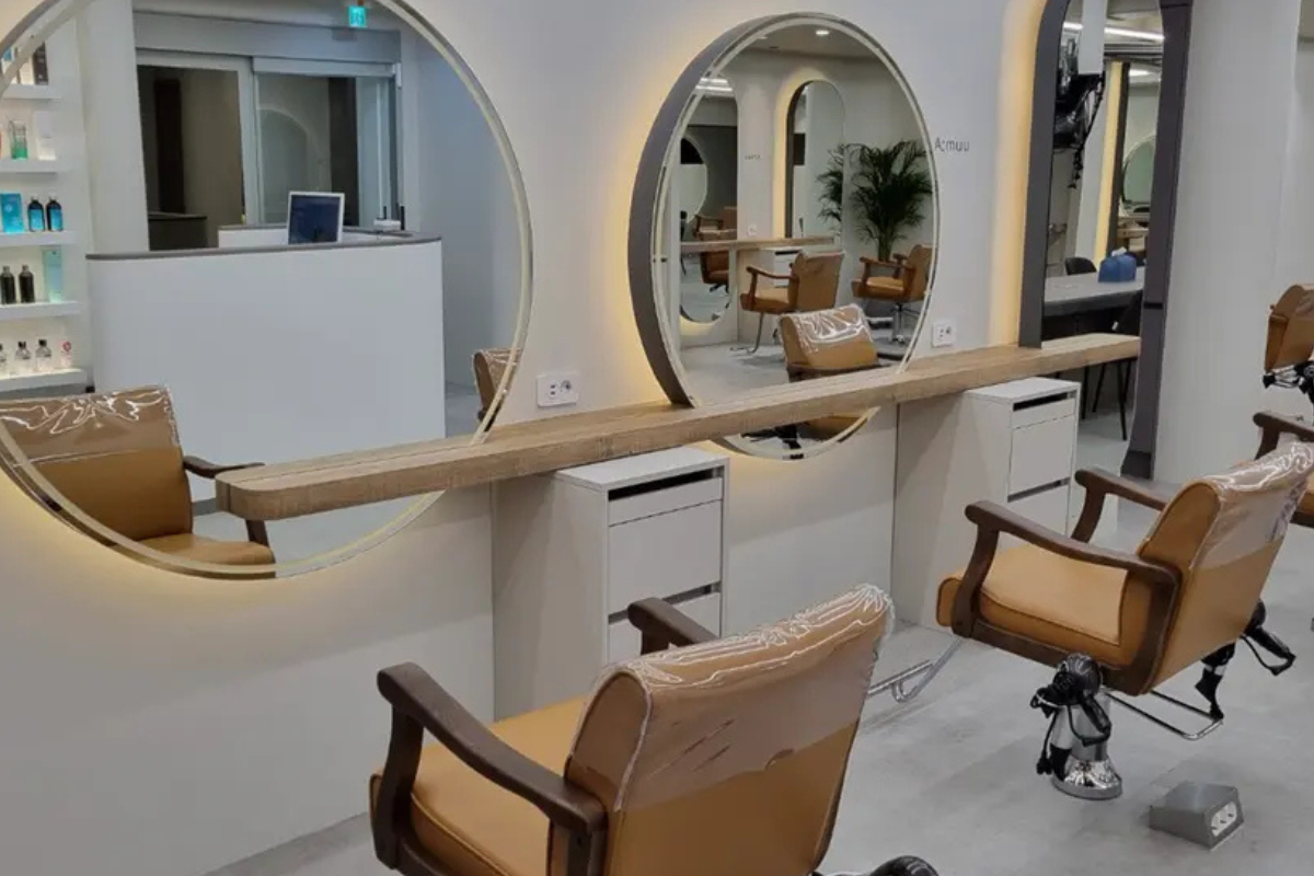 A:MUU美容沙龍的接待區,呈現溫馨友好的環境,歡迎顧客到訪。