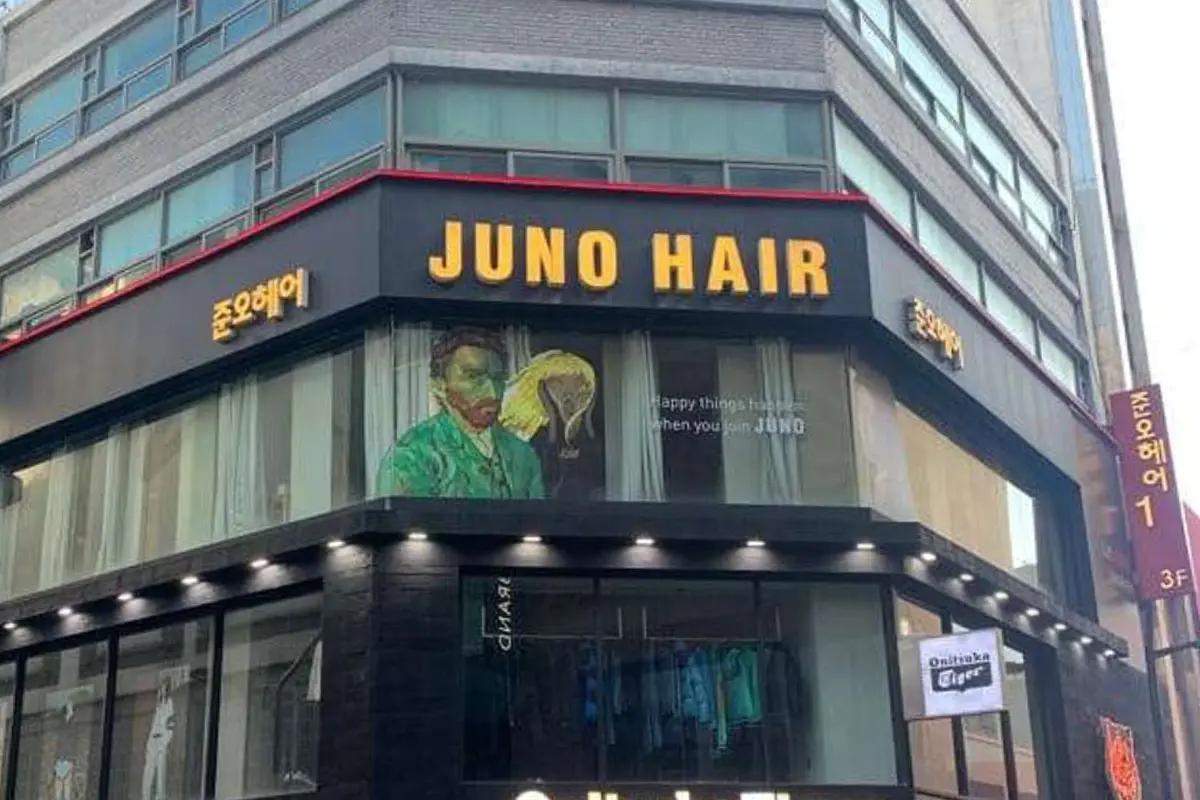 明洞JUNO HAIR分店外觀照片,展示了現代建築風格和顯眼的招牌。