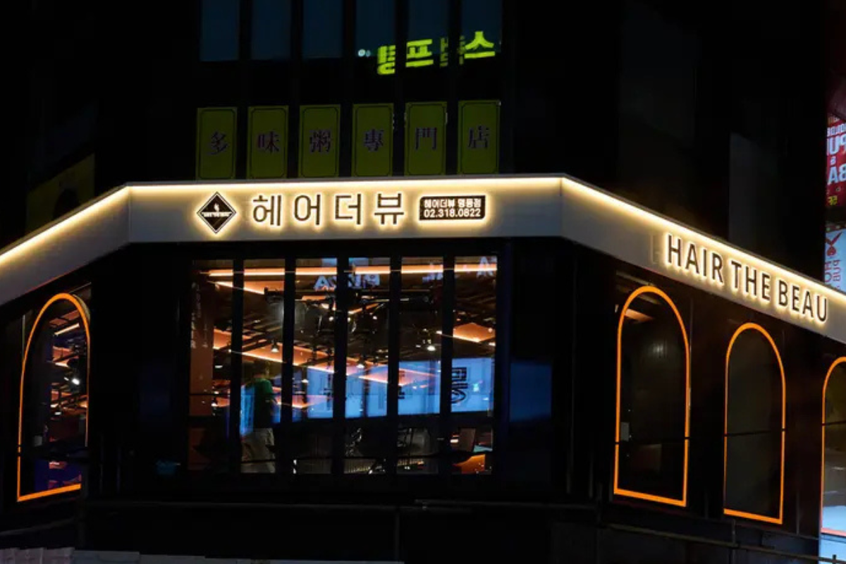 展示HAIR THE BEAU美容沙龍的外觀,結合現代與傳統的設計。